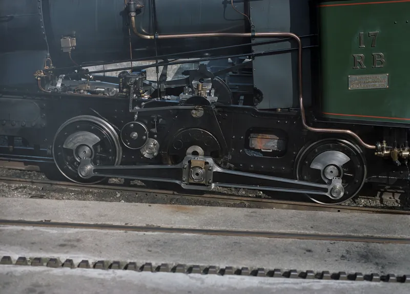 Goldau Bhf : Steam locomotive H 2/3 17 RB at 09:45, the last preparations for the Rigi-Kulm trip with 3 pre-carriages, departure 10:16 ; forerunner shuttle train Be 4/4 15 with Bt 30 (16.08.2000)