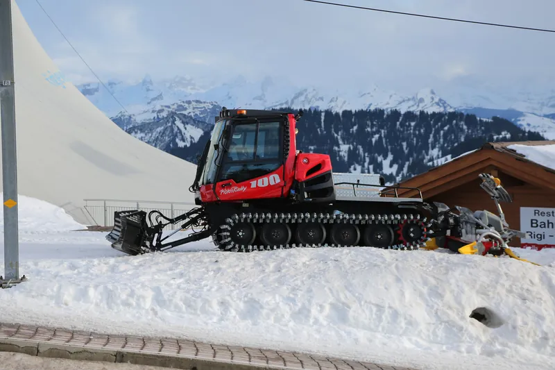 Snow groomer on Rigi (2025-01-19 16:39:25)