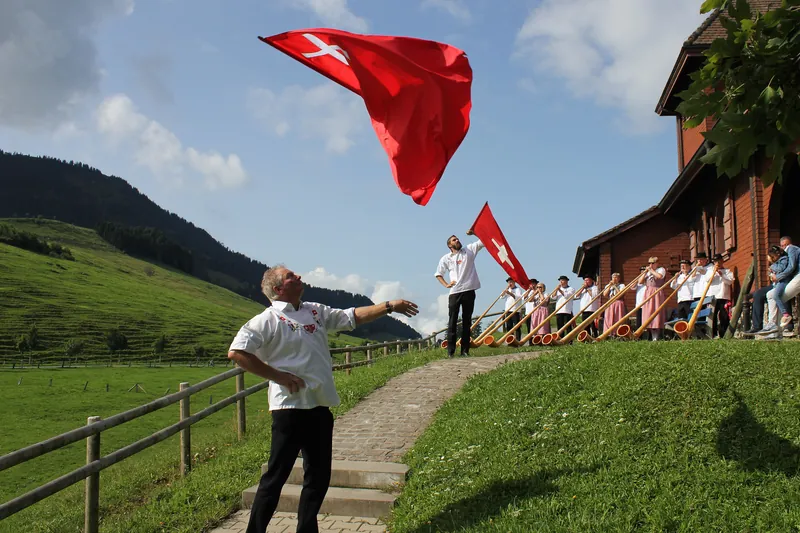Fahnenschwinger und Alphornbläser auf der Seebodenalp (1) (2017-08-20 10:46:40)