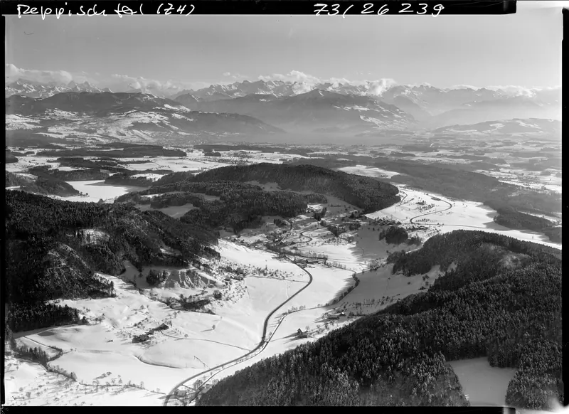Reppischtal ZH, partial view with view towards Lake Zug, Rigi, location, west Albis chain (14.02.1973)