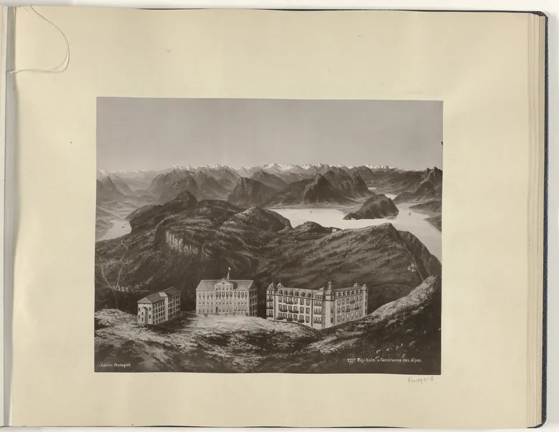 Fotoreproductie van (vermoedelijk) een tekening van een Alpenpanorama bij Rigi Kulm Rigi Kulm & Panorama des Alpes. (titel op object), RP-F-F01095-S (between 1895 and 1905)