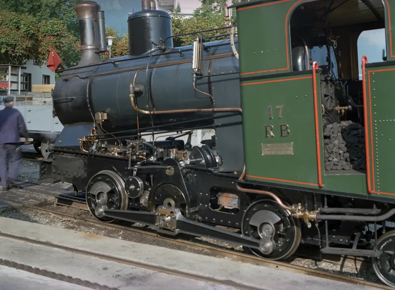 Kanton SZ, Arth, Goldau Bhf : steam locomotive H 2/3 17 RB at 09:45, the last preparations for the Rigi-Kulm-Fahrt with 3 pretenders, departure 10:16 ; forerunner shuttle train Be 4/4 15 with Bt 26 (16.08.2000)