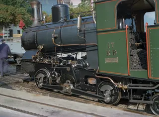 Kanton SZ, Arth, Goldau Bhf : steam locomotive H 2/3 17 RB at 09:45, the last preparations for the Rigi-Kulm-Fahrt with 3 pretenders, departure 10:16 ; forerunner shuttle train Be 4/4 15 with Bt 26 (16.08.2000)