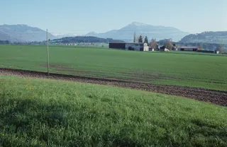 Risch ZG, On golf course southeast of Holzhäusern with the Kathrinenhof, in the background the Zugerberg, Buonas and Rigi (30.03.1994)