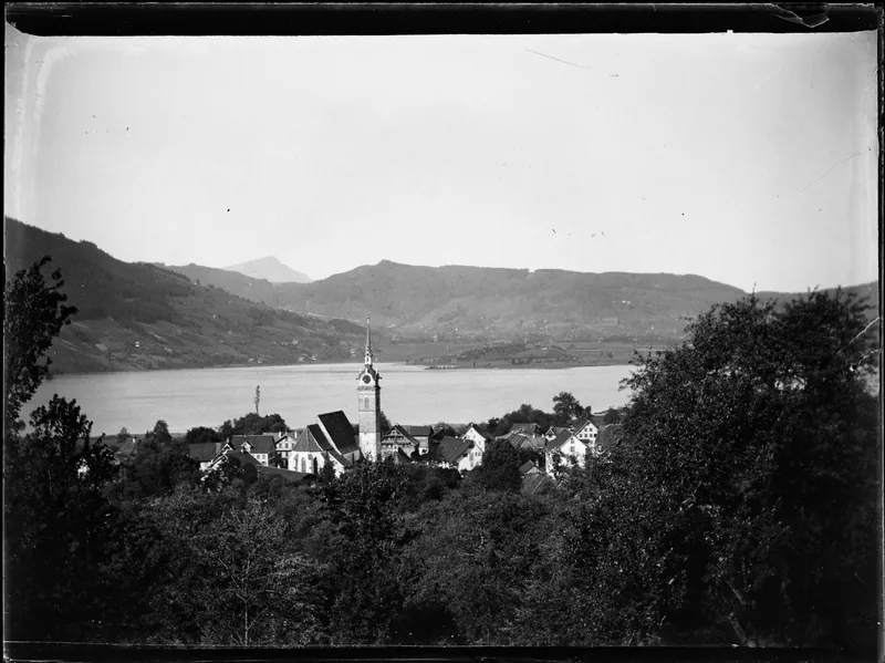Dorf Oberägeri mit dem See und der Rigi im Hintergrund