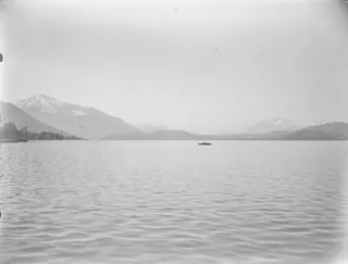 Boot auf dem Zugersee, die Rigi im Hintergrund (1902)