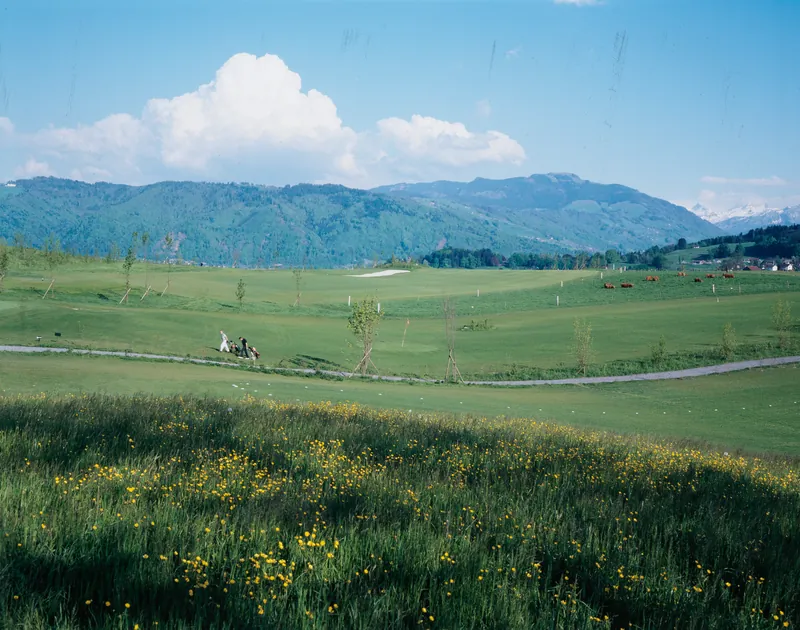 Risch ZG, On golf course southeast of Holzhäusern with the Kathrinenhof, in the background the Zugerberg, Buonas and Rigi (06.05.1996)