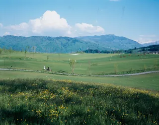 Risch ZG, On golf course southeast of Holzhäusern with the Kathrinenhof, in the background the Zugerberg, Buonas and Rigi (06.05.1996)