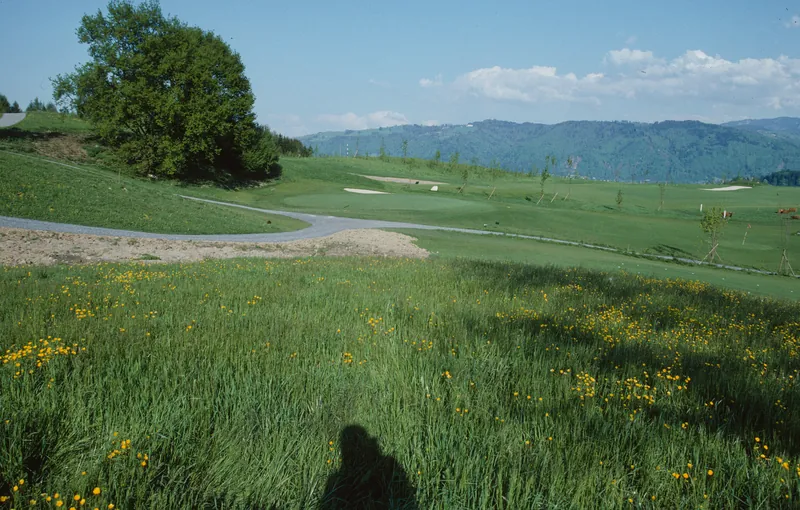 Risch ZG, On golf course southeast of Holzhäusern with the Kathrinenhof, in the background the Zugerberg, Buonas and Rigi (06.05.1996)