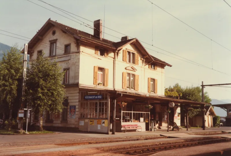 Küssnacht am Rigi , Stationsgebäude, Bahnseite (1983)