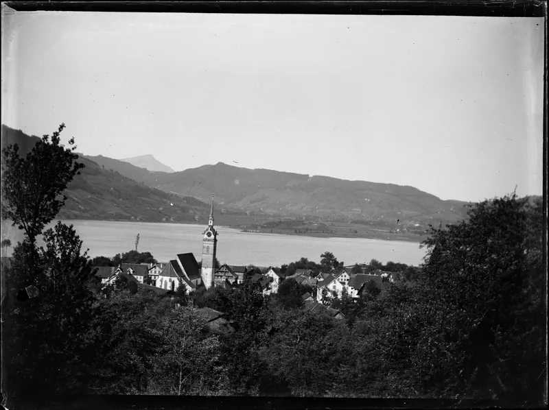 Dorf Oberägeri mit dem See und der Rigi im Hintergrund