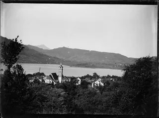 Dorf Oberägeri mit dem See und der Rigi im Hintergrund