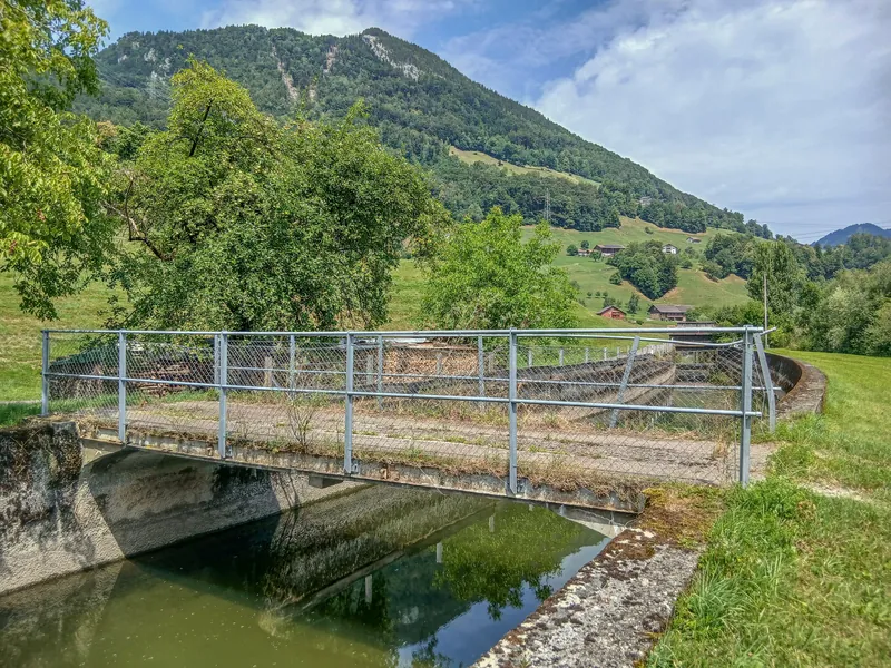 Brücke beim Gebäude Hausmattweg 10.3 über die Seeweren, Brunnen SZ 20260725-jag9889 (2026-07-25 12:53:02)