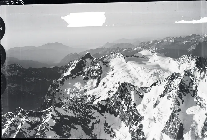 Ankenbälli, Gwächta, Wetterhorn, Mittelhorn, Rosenhorn, Kleines Schreckhorn, Pilatus, Rigi v. S. from 4100 m (1928)