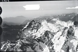 Ankenbälli, Gwächta, Wetterhorn, Mittelhorn, Rosenhorn, Kleines Schreckhorn, Pilatus, Rigi v. S. from 4100 m (1928)