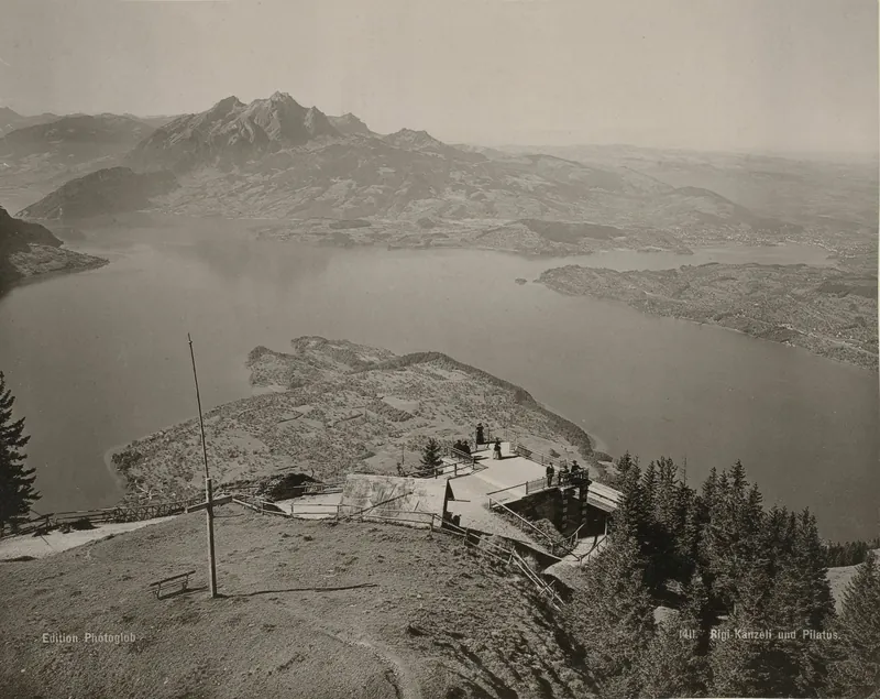 Gezicht op het uitkijkpunt Rigi Känzelei en de Pilatusberg Rigi Känzeli und Pilatus. (titel op object), RP-F-F01095-W (ca. 1895 - ca. 1905)