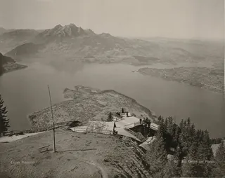 Gezicht op het uitkijkpunt Rigi Känzelei en de Pilatusberg Rigi Känzeli und Pilatus. (titel op object), RP-F-F01095-W (ca. 1895 - ca. 1905)