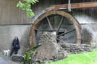 Küssnacht am Rigi, Seebodenstrasse, bone stamping mill with water wheel and pond (10.07.2014)