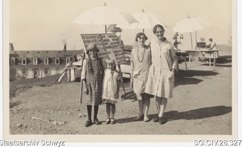 Gruppenbild beim Grand-Hotel Schreiber Rigi-Kulm (1800 m) (zwischen 1875 und 1952)