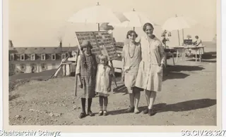 Gruppenbild beim Grand-Hotel Schreiber Rigi-Kulm (1800 m) (zwischen 1875 und 1952)