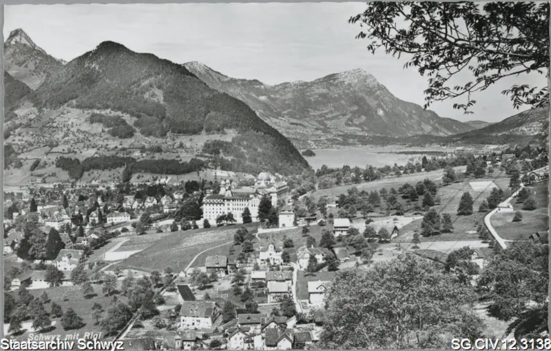 Schwyz: Blick vom Klösterli aus Richtung Kollegium Maria Hilf und Lauerzersee und Rigi (keine Angabe)