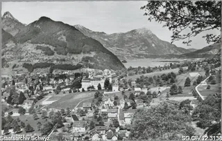 Schwyz: Blick vom Klösterli aus Richtung Kollegium Maria Hilf und Lauerzersee und Rigi (keine Angabe)