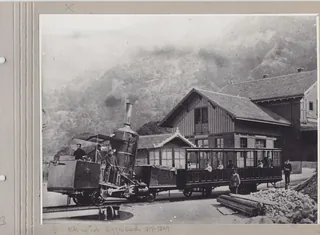 Fotografie des Rigibahn-Bahnhofs Vitznau mit SLM Lok Nr. 1 und Niklaus Riggenbach auf Lok (circa 1875)