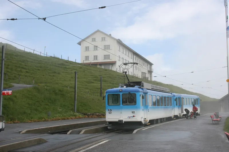 RigiBahnen EMU 11 with extra car in Rigi Kulm (4992788628) (2) (2009-06-22 12:54)