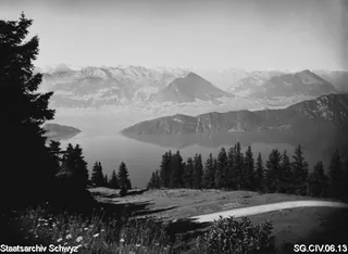 Blick von der Rigi auf den Vierwaldstättersee und die Alpen (1940)