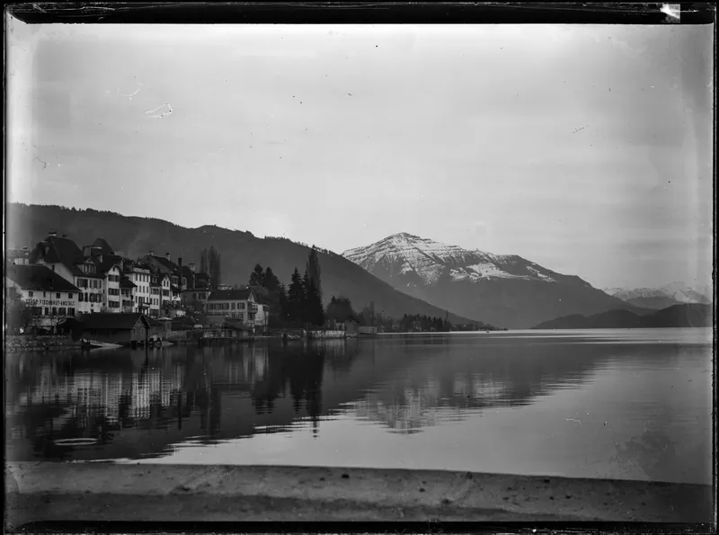 Die Altstadt von Zug mit der Rigi im Hintergrund (1895)