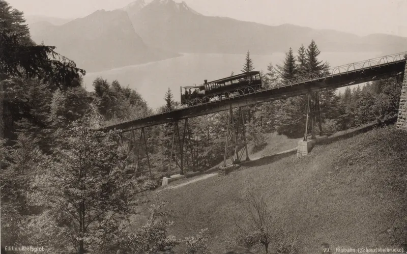 Treinstel op de Schnurtobelbrug van de Rigispoorbaan Rigibahn. (Schnurtobelbrücke). (titel op object), RP-F-F01131-CE (ca. 1880 - in of voor 1899)