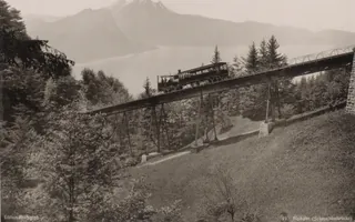 Treinstel op de Schnurtobelbrug van de Rigispoorbaan Rigibahn. (Schnurtobelbrücke). (titel op object), RP-F-F01131-CE (ca. 1880 - in of voor 1899)