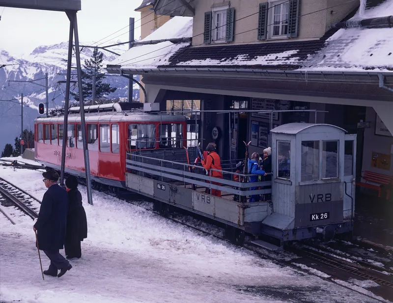 Rigi-Kaltbad Station, Vitznau-Rigi Railway (VRB): Bhe 2/4 railcar with Kk26 trailer car in winter service (ca. 1975)