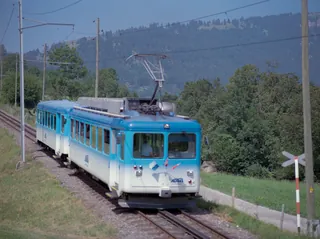 Kanton SZ, Arth, Arth-Goldau : Rigi railcar BDhe 2/4 7 on special trip for the Schwingertag on the Rigi, drive and bogie of the BDeh 2/4 7 of the Rigi-Bahn at the station ; protective line SBB Steinen-Schwyz at Km 15.770 ; Railcar BDeh 2/4 6 on the uphill run at 10:15 at Sonnenrain (Goldau) ; Railcar BDeh 2/4 13 and Bt 23 on the downhill run at 10:30 ; Vitznau-Rigi-Bahn Beh 4/4 22 and Bt 32 at Sonnenrain, downhill run at 10:32 ; Railcar BDeh 2/4 7 at 10:48 downhill run ; 11:00 uphill run of BDeh 2/4 7 ; Railcar BDeh 2/4 11 at 11.03 o'clock ; BDeh 2/4 6 in Kräbel at 11:43 on downhill ; railcar BDeh 2/4 6, a bar built in on the uphill side (13.07.2003)