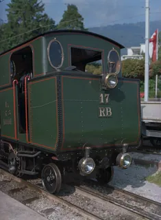 Goldau Bhf : Steam locomotive H 2/3 17 RB at 09:45, the last preparations for the Rigi-Kulm trip with 3 pre-carriages, departure 10:16 ; forerunner shuttle train Be 4/4 15 with Bt 33 (16.08.2000)