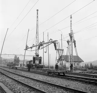 Fahrleitungsjochauswechslung in Küssnacht am Rigi (25.10.1951)