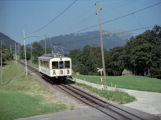 Kanton SZ, Arth, Arth-Goldau : Rigi railcar BDhe 2/4 7 on special trip for the Schwingertag on the Rigi, drive and bogie of the BDeh 2/4 7 of the Rigi-Bahn at the station ; protective line SBB Steinen-Schwyz at Km 15.770 ; Railcar BDeh 2/4 6 on the uphill run at 10:15 at Sonnenrain (Goldau) ; Railcar BDeh 2/4 13 and Bt 23 on the downhill run at 10:30 ; Vitznau-Rigi-Bahn Beh 4/4 22 and Bt 32 at Sonnenrain, downhill run at 10:32 ; Railcar BDeh 2/4 7 at 10:48 downhill run ; 11:00 uphill run of BDeh 2/4 7 ; Railcar BDeh 2/4 11 at 11.03 o'clock ; BDeh 2/4 6 in Kräbel at 11:43 on downhill ; railcar BDeh 2/4 6, a bar built in on the uphill side (13.07.2003)