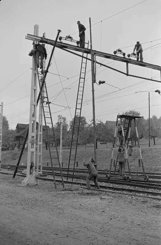 Auswechseln eines Fahrleitungsjochs in Küssnacht am Rigi (25.10.1951)