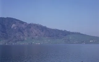 Küssnacht SZ, northeast view of Rigi with Rigi north ridge, in the foreground Ober Immensee and Lake Zug (21.04.1993)