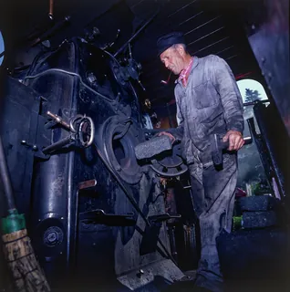 Vitznau, Vitznau-Rigi Railway (VRB), fireman of steam locomotive H2/3 No. 17 in action (ca. 1975)