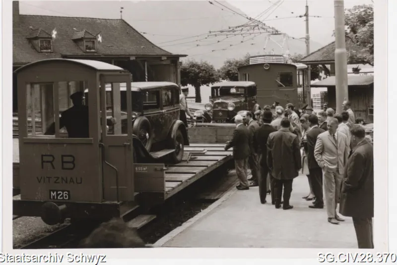 Vorführung und Verlad niederländischer Automobile beim Vitznauer Depot der Vitznau-Rigi-Bahn (keine Angabe)