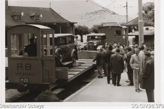 Vorführung und Verlad niederländischer Automobile beim Vitznauer Depot der Vitznau-Rigi-Bahn (keine Angabe)