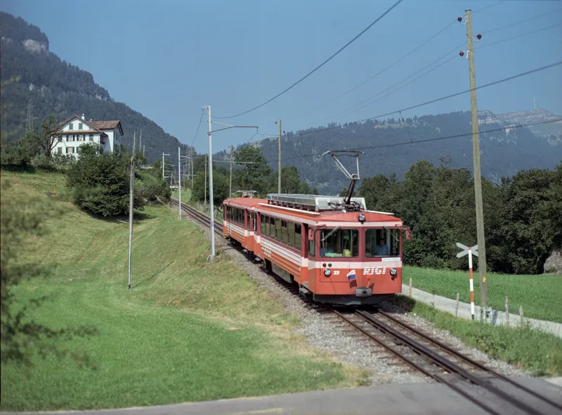 Kanton SZ, Arth, Arth-Goldau : Rigi railcar BDhe 2/4 7 on special trip for the Schwingertag on the Rigi, drive and bogie of the BDeh 2/4 7 of the Rigi-Bahn at the station ; protective line SBB Steinen-Schwyz at Km 15.770 ; Railcar BDeh 2/4 6 on the uphill run at 10:15 at Sonnenrain (Goldau) ; Railcar BDeh 2/4 13 and Bt 23 on the downhill run at 10:30 ; Vitznau-Rigi-Bahn Beh 4/4 22 and Bt 32 at Sonnenrain, downhill run at 10:32 ; Railcar BDeh 2/4 7 at 10:48 downhill run ; 11:00 uphill run of BDeh 2/4 7 ; Railcar BDeh 2/4 11 at 11.03 o'clock ; BDeh 2/4 6 in Kräbel at 11:43 on downhill ; railcar BDeh 2/4 6, a bar built in on the uphill side (13.07.2003)