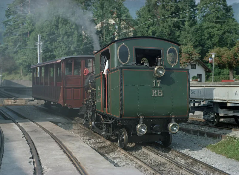Goldau Bhf : Steam locomotive H 2/3 17 RB at 09:45, the last preparations for the Rigi-Kulm trip with 3 pre-carriages, departure 10:16 ; forerunner shuttle train Be 4/4 15 with Bt 31 (16.08.2000)