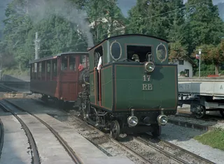 Goldau Bhf : Steam locomotive H 2/3 17 RB at 09:45, the last preparations for the Rigi-Kulm trip with 3 pre-carriages, departure 10:16 ; forerunner shuttle train Be 4/4 15 with Bt 31 (16.08.2000)