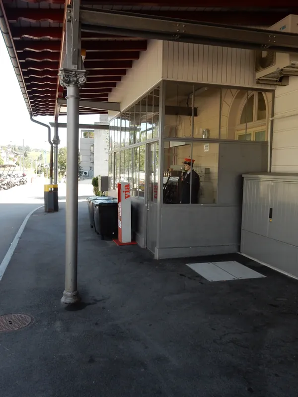 Küssnacht am Rigi, Bahnhofstrasse, SBB railroad site with signal box and toilet block (08.09.2015)