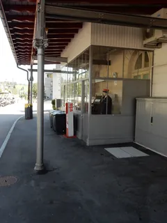 Küssnacht am Rigi, Bahnhofstrasse, SBB railroad site with signal box and toilet block (08.09.2015)