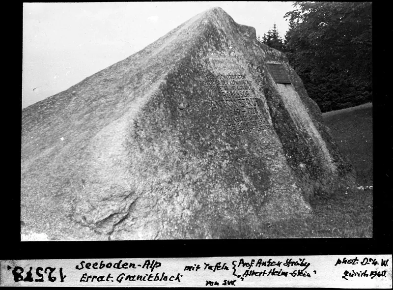 Seeboden-Alp, Errat. Granitblock, mit Tafeln von Südwesten, Prof. Anten-Strüby, Albert Heim Stein (1940)