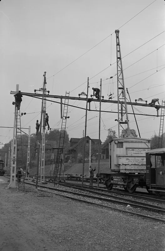 Auswechseln eines Fahrleitungsjochs in Küssnacht am Rigi (25.10.1951)