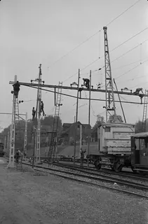 Auswechseln eines Fahrleitungsjochs in Küssnacht am Rigi (25.10.1951)